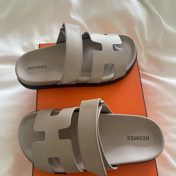 BRAND NEW BEIGE CHYPRE HERMES SANDAL. - Picture 3 of 4